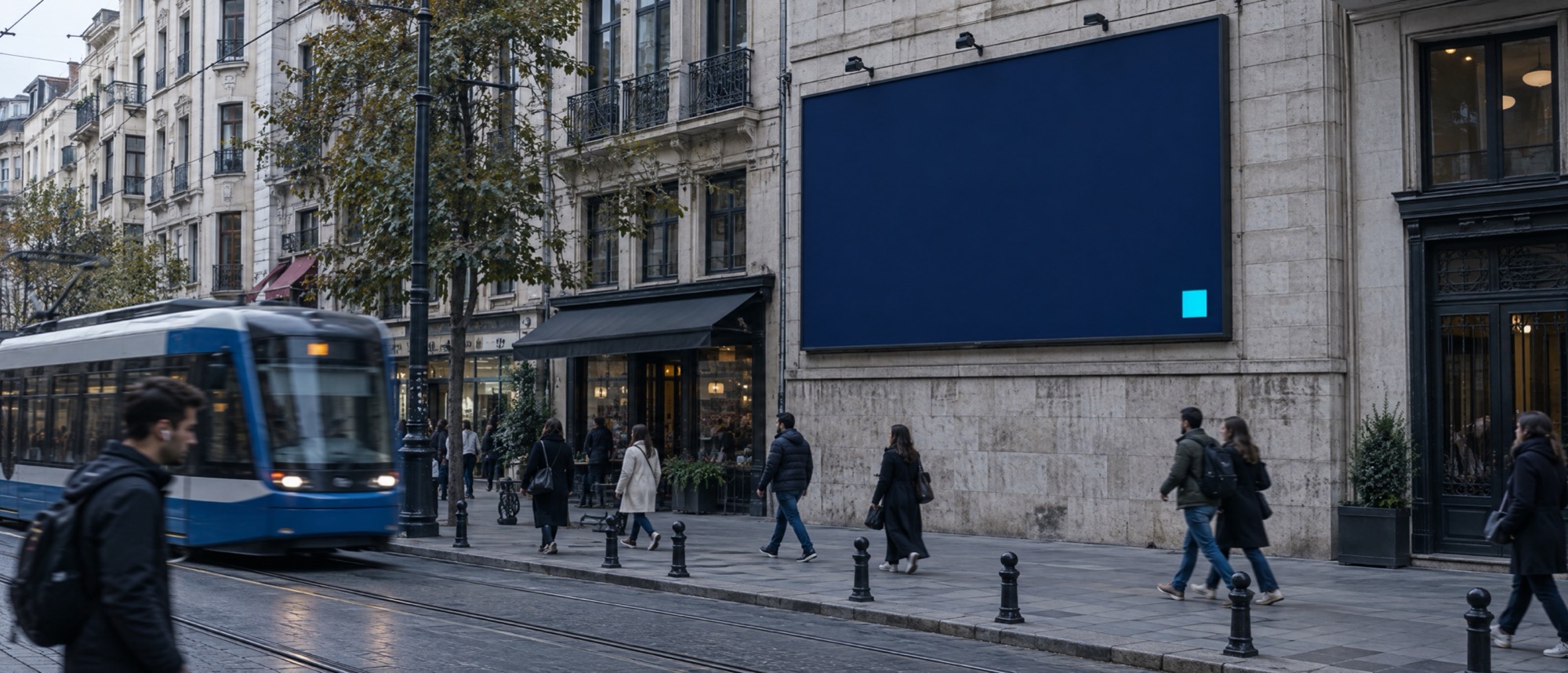 İstanbul'da bir sokakta, bina cephesindeki büyük açıkhava reklam panosu